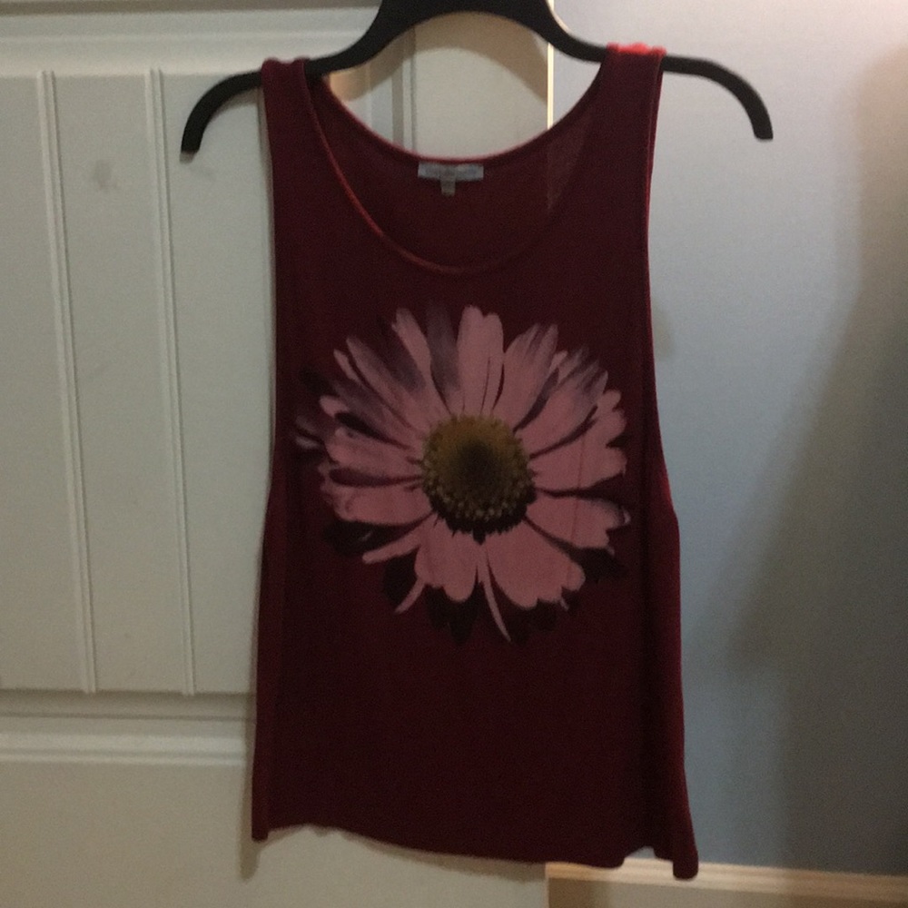 Sleeveless shirt with flowers.